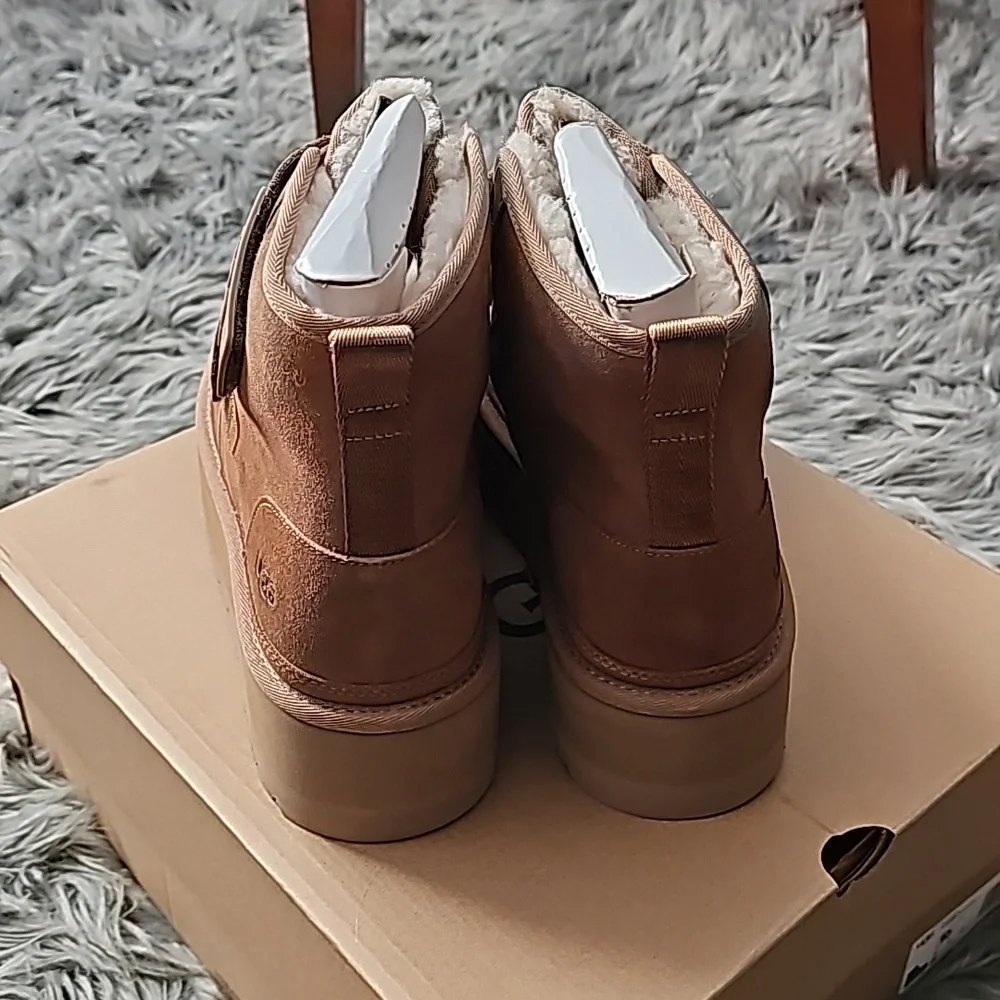 UGG NEUMEL PLATFORM sz 10 womens boots. Brand New in BOX!! Dont Miss Out!♡ Ches!